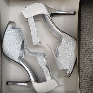NWT Silver glitter heels size 7